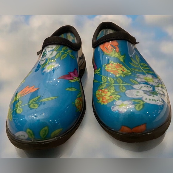 Clog Shoes - Picture 7 of 8